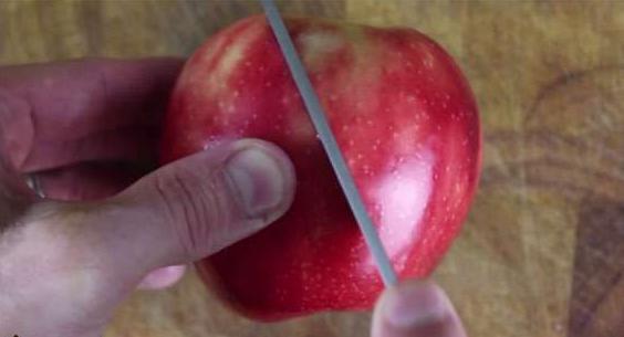 他首先把蘋果斜切成兩半，然後不斷左切右切，最後居然...傻眼了！