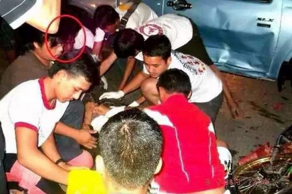 泰國北部車禍，記者拍攝到亡者「靈魂」盯著眾人搶救自己的屍體，竟然還說了『一句話』嚇壞所有醫護人員...