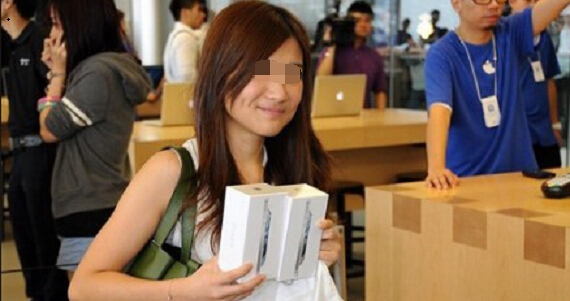 22歲的美女月薪只有19000，卻買了最貴的iPhone 6...她不知道父母為了湊錢給她卻...