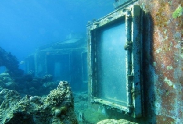 潛水員在附近海域底下發現奇怪建築，在入口的隱秘窗戶撬開進入時被整個畫面傻眼了，「這種」地方竟然...當下直接報警！