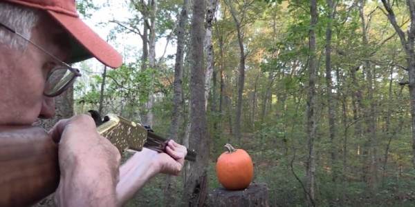 他連開了好幾槍南瓜也沒爆，大家正要笑，可再看南瓜時，才明白此人的槍法竟如此高超！