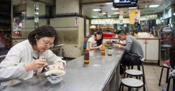 一名榮總醫生發文他在榮總遇見蔡英文的情形，真的是讓他瞬間改觀！