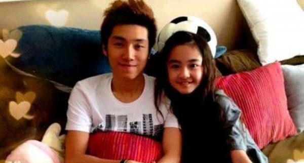 12歲小蘿莉當年和24歲歌手高調相愛！沒想到4年後，兩人竟然變成了這樣…