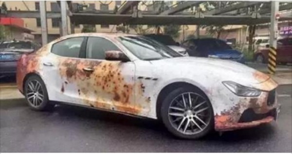 他用400萬台幣買了台瑪莎拉蒂，因為受不了朋友頻繁的借車，於是他貼了這個車膜，沒想到最後...