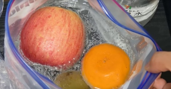 他把「喜歡吃的水果」全部丟進「裝有氣泡水的收納袋」裡！隔天他拿來吃，驚喜的大叫！