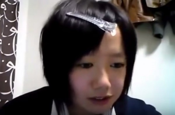 日本一位超可愛的網紅女高中生，對宅男們直播結束後忘了關視訊頭，竟然拍下驚悚的一幕，瞬間追蹤數急速下滑...