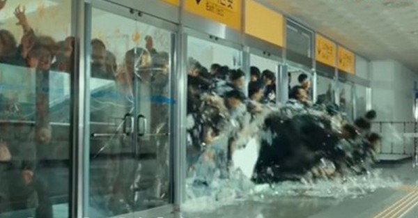 為何《屍速列車》明明用報紙擋住活屍視線，玻璃還一直破？沒想到「背後原因」很簡單，卻沒有人想得到！