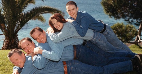 １０種爆笑家庭照！鬼娃恰吉是在亂入什麼？第三張讓我笑到噴淚！