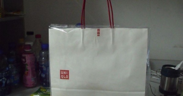 正妹把裝著課本和文具的「UNIQLO紙袋」掛在機車上就去逛街，「回來看到的畫面」完全傻眼貓咪...