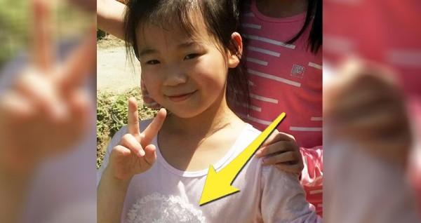 小女孩穿著媽媽買的「超可愛蕾絲T恤」拍照，沒想到明眼人一看就慘叫「快讓她脫下來！」