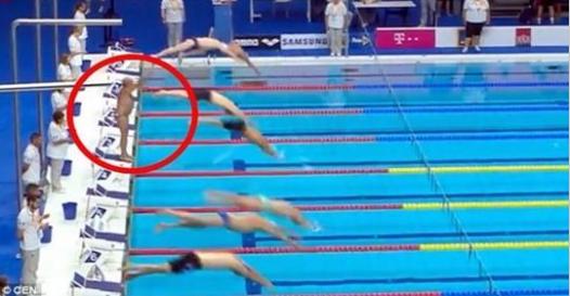 槍響後游泳選手「堅持不跳水」舉手站了整整1分鐘，他「甘心放棄獎牌」原因超催淚...